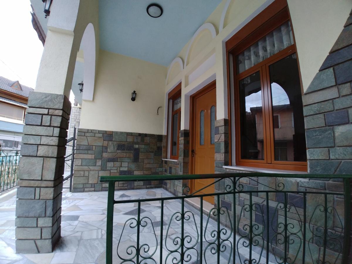 Guest House Urat Gjirokastër Buitenkant foto
