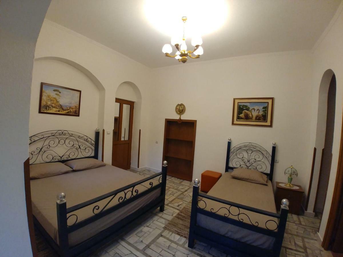 Guest House Urat Gjirokastër Buitenkant foto