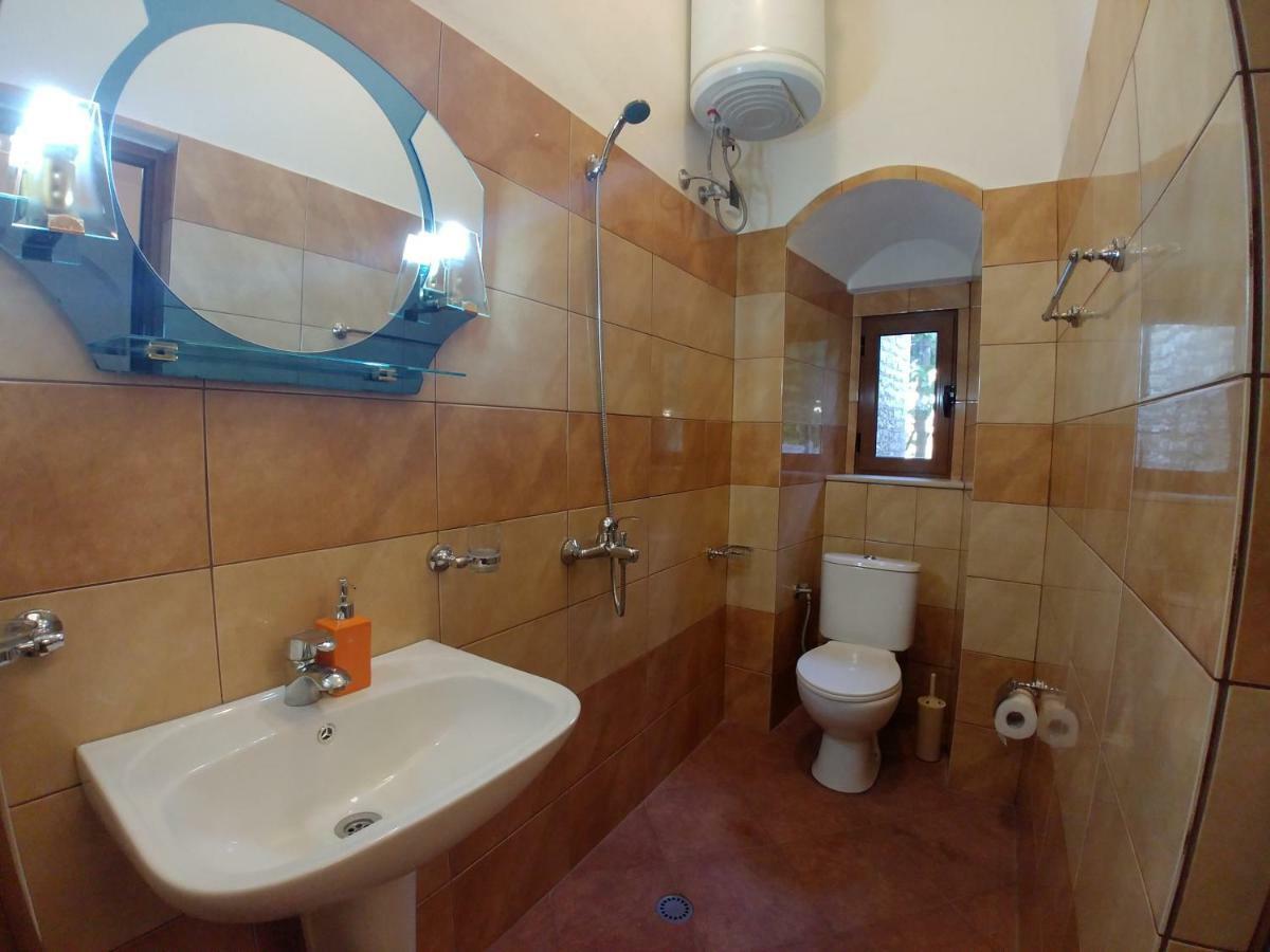 Guest House Urat Gjirokastër Buitenkant foto